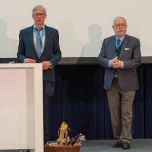 Wissenschaftliche Leitungen Unter der wissenschaftlichen Leitung von em. Prim. Dr. med. Walter Döller (rechts im Bild) und Kongressleiter Prim. Dr. med. Christian Ure fand im April die Jubiläumstagung der Lymphklinik Wolfsberg/Kärnten, organisiert von der Akademie der Julius Zorn GmbH, statt.