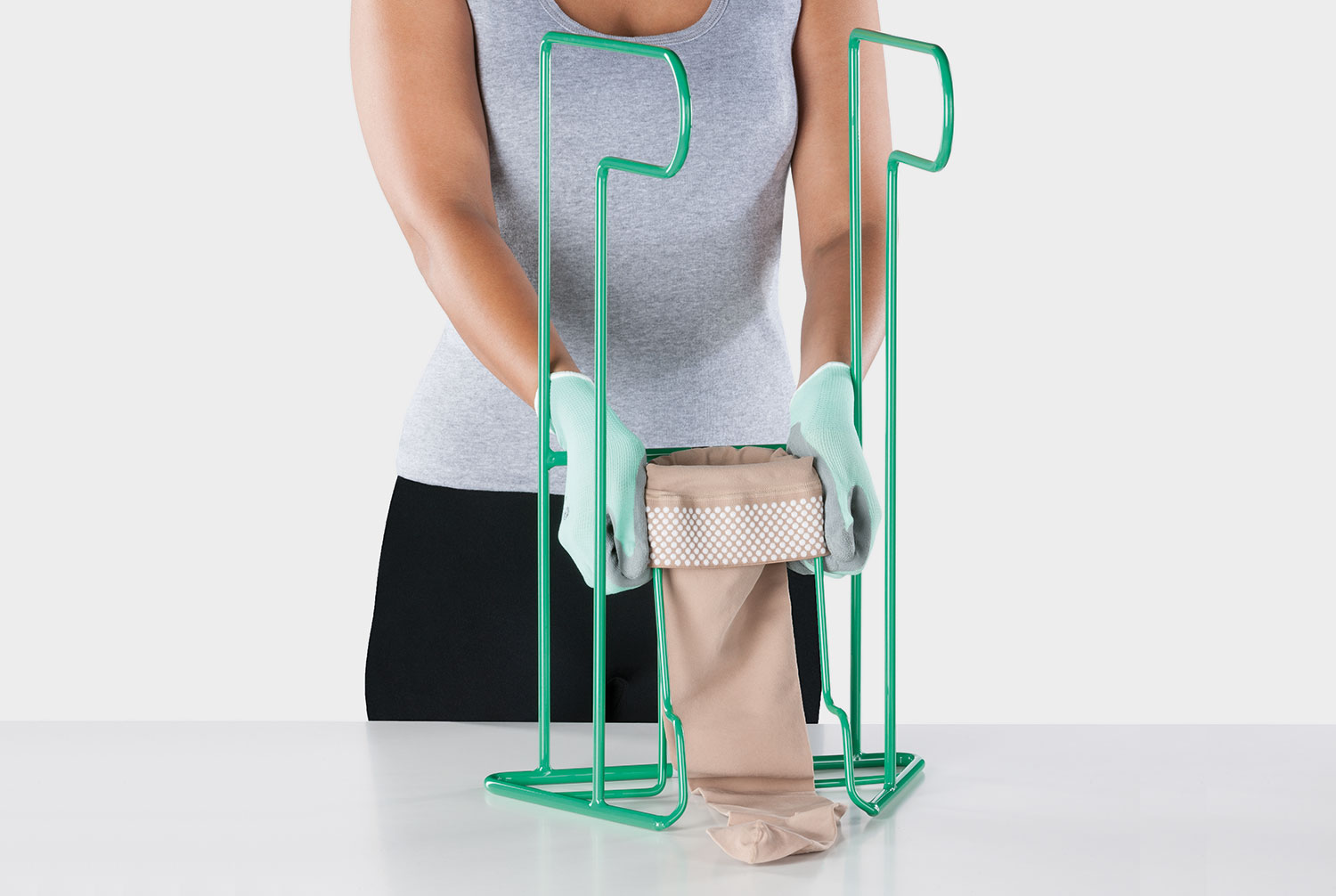 Person zeigt die Juzo Easy Fit Anziehhife Person zeigt die Juzo Easy Fit Anziehhife