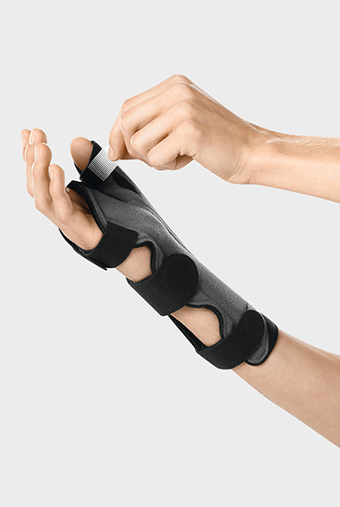Fastening strap for securing the thumb in place The thumb pocket of the Palmar Xtec Rhizo wrist orthosis being fastened in place