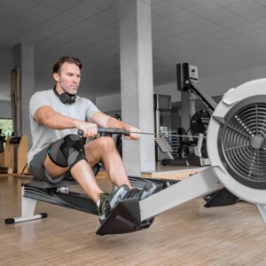 Mann im Fitness-Studio mit  Patella Xtec Plus