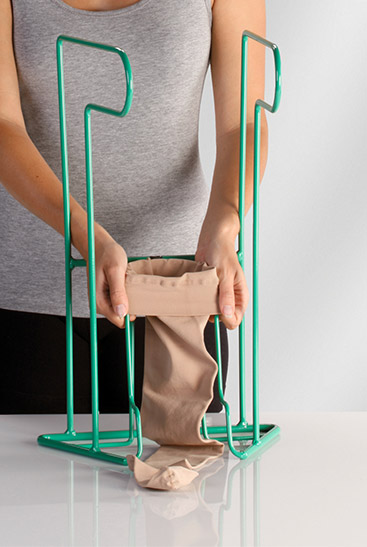 Femme utilisant Juzo Easy Fit Femme utilisant Juzo Easy Fit