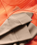 3. Immagine Lifestyle Juzo Inspiration Collant Juzo Inspiration su un abito in tulle arancione
