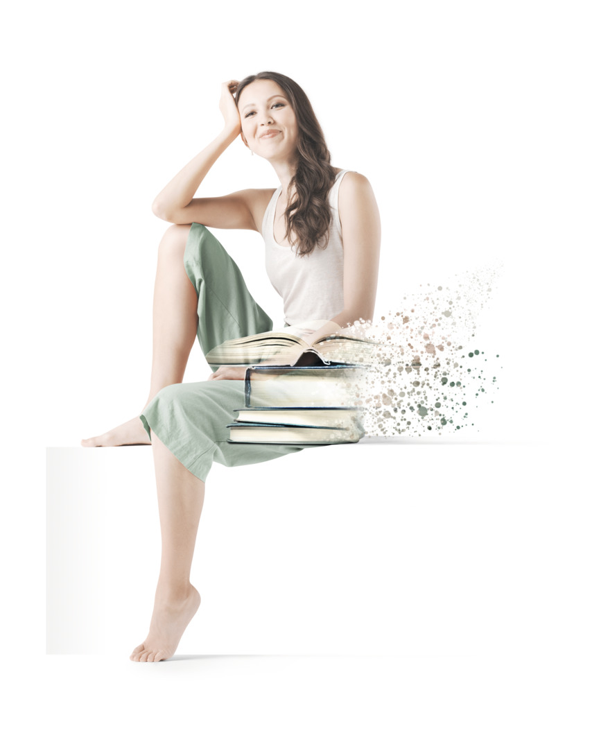 Een glimlachende vrouw zit op een witte kist. Op de voorgrond liggen boeken die uit elkaar vallen. Een glimlachende vrouw zit op een witte kist. Op de voorgrond liggen boeken die uit elkaar vallen.