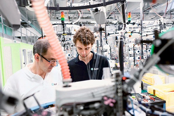 Productiemachine Twee mannen tijdens het instellen van een productiemachine