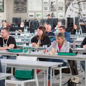 Location Die Veranstaltung im Hugo Junkers Hangar fand aufgrund von Corona als Hybrid-Veranstaltung statt.