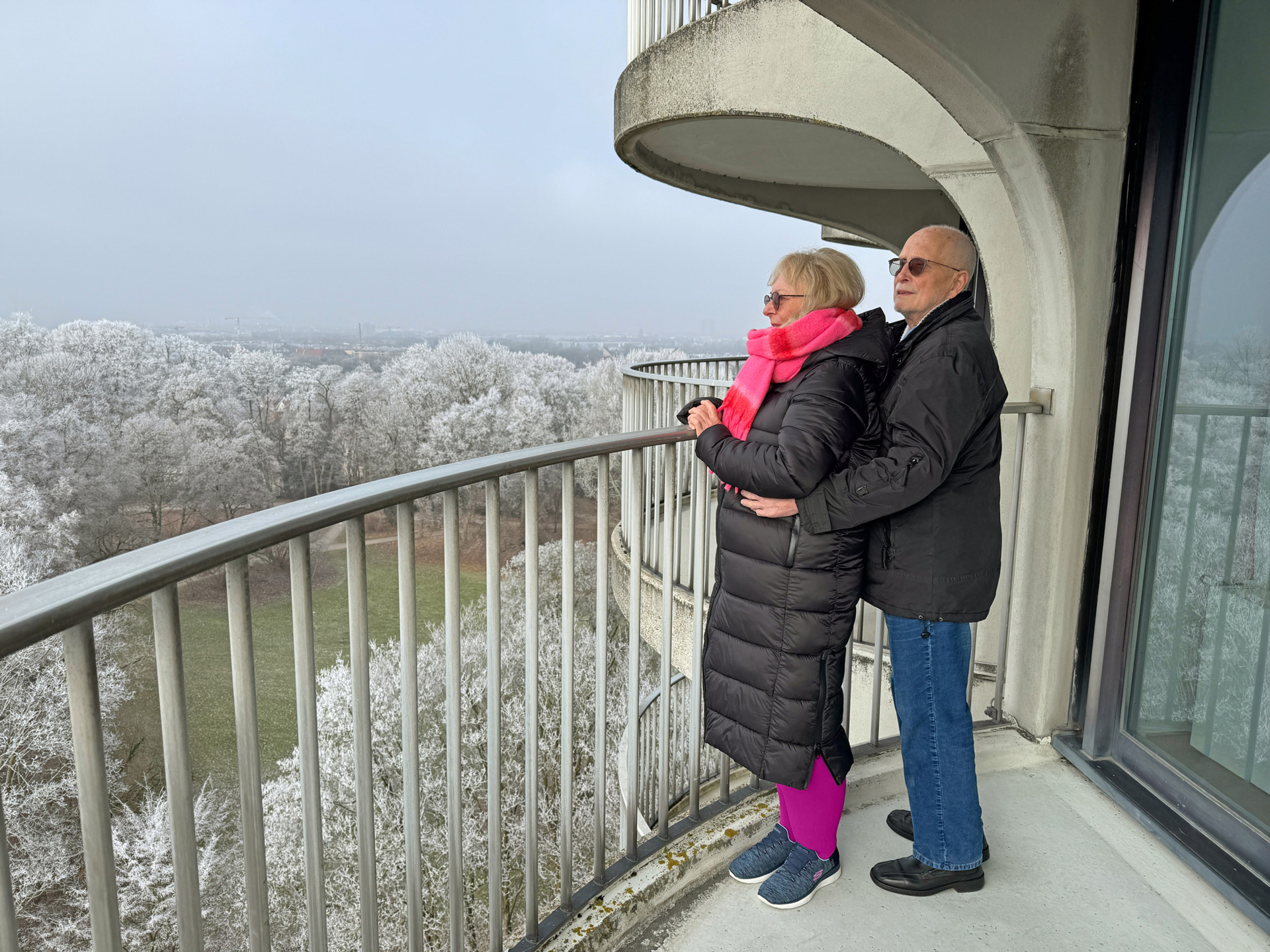 Uschi und ihr Mann genießen die Aussicht vom Balkon Uschi und ihr Mann genießen die Aussicht vom Balkon