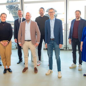 Referenten Vordere Reihe (v.l.n.r.): Dr. med. Carolin Mitschang, Dr. med. Dr. med. univ. Dominic Mühlberger, Prof. Dr. med. Tobias Görge, Dr. med. Eva Gkogkolou Hintere Reihe (v.l.n.r.): Dr. med. Jörg Fuchs, Prof. Dr. med. Markus Stücker, Dr. Dr. med. univ. Hans Bayer, Dr. med. Andreas Dietrich