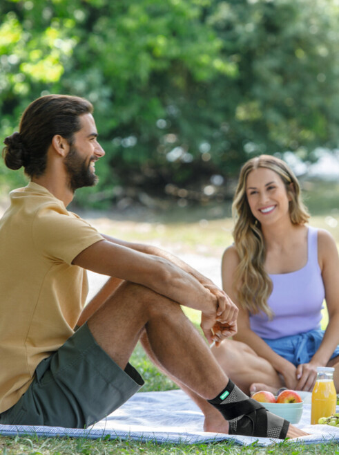Mann beim Picknick trägt JuzoFlex Malleo Xtra Strong Mann beim Picknick trägt JuzoFlex Malleo Xtra Strong
