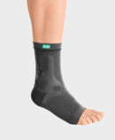 Product image Juzo FlexMalleo Anatomic Anthracite Man wearing the JuzoFlexMalleo Anthraciteankle support in Charcoal