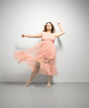 Immagine Lifestyle Juzo Inspiration Donna con Juzo Inspiration e collant in abito color mandorla e rosa