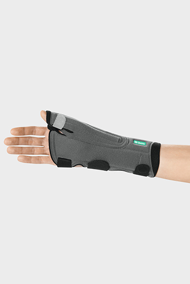 Palmar Xtec Rhizo - palm Right arm with Palmar Xtec Rhizo wrist orthosis – view of palm