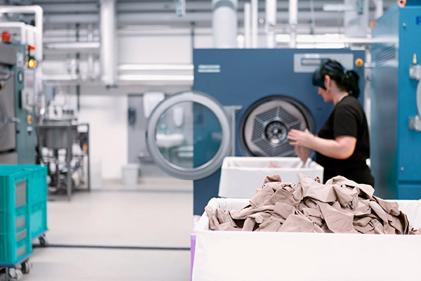 Wasserij Vrouw tijdens het sorteren van de compressiekousen voor het wassen