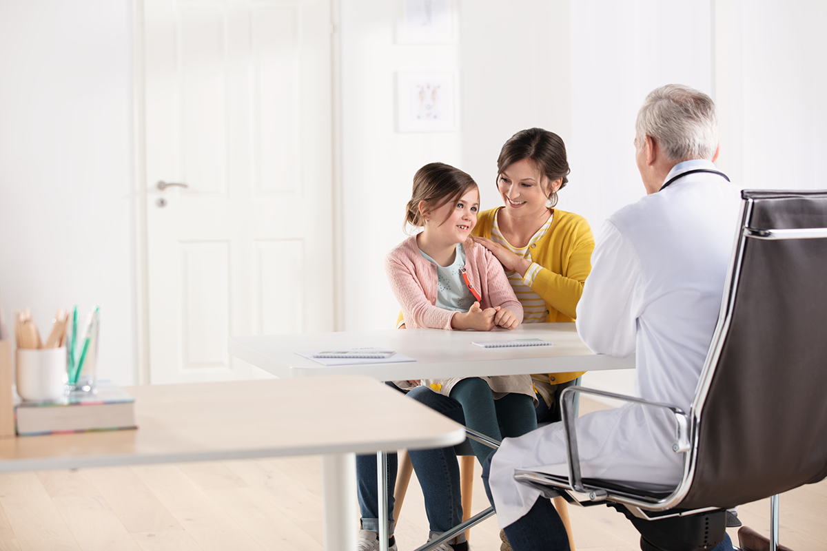 Une mère accompagnée de sa fille chez le médecin